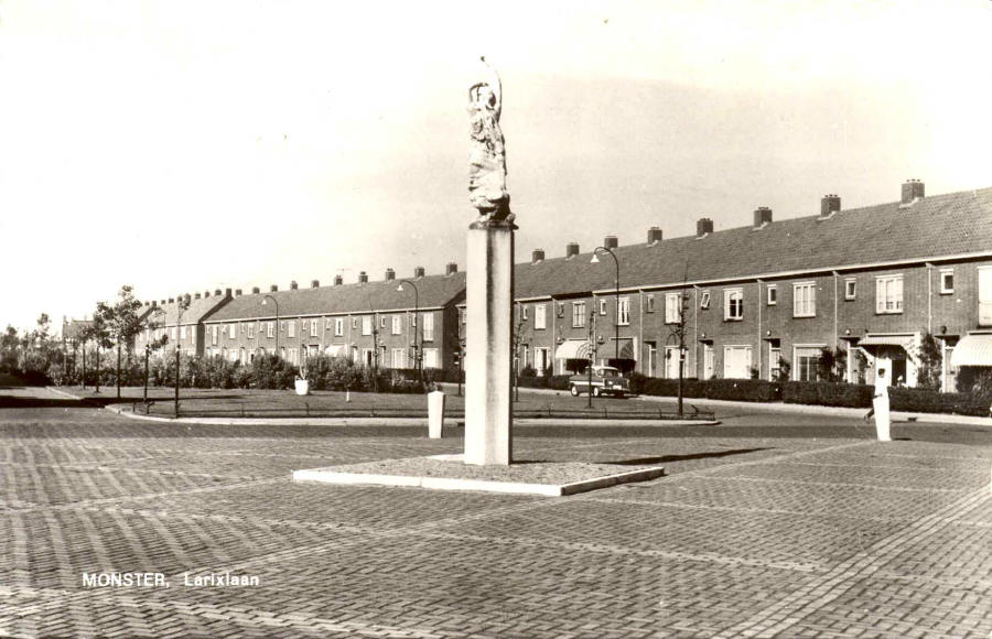 Larixlaan met Woutersplein en monument ca. 1968