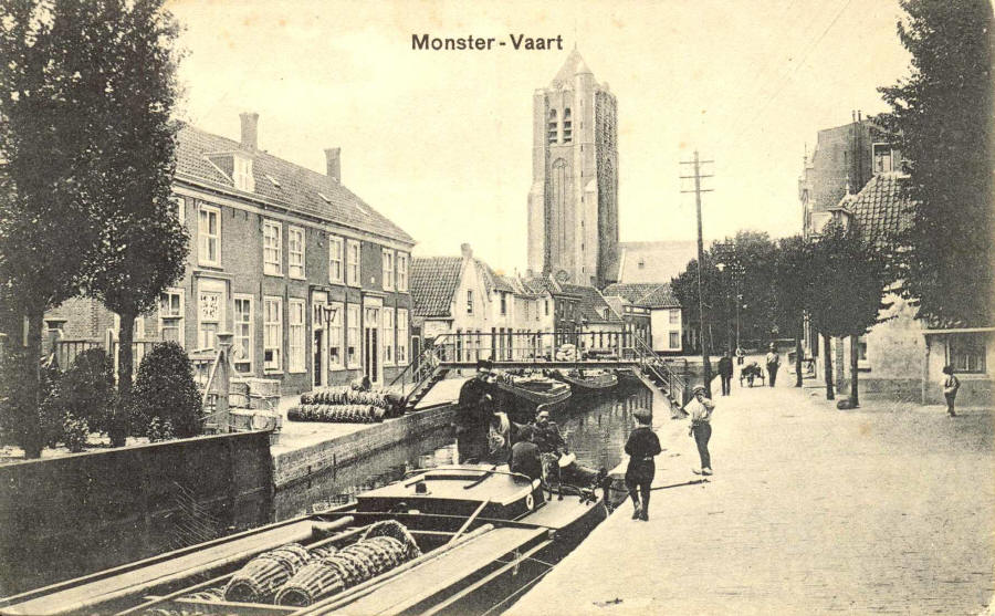 Vaart met schuiten en manden begin 1900