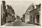 Choorstraat met kruidenierswinkel Maat