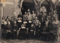 Fam. van der Scheer, ca. 1935, (Oude Kees Scheer die in het gedicht genoemd wordt, met alle kinderen en aanhang, let op de grote hoeveelheid dochters die Non zijn.