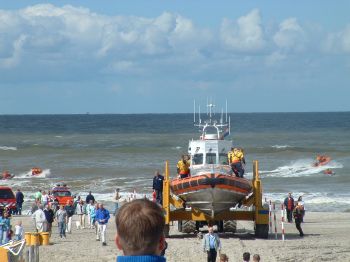 Heijdse reddingboot Deze Heijse foto ontvingen we op 2 maart 2006 van Melanie & Rien van der Water, waarvoor onze hartelijke dank.