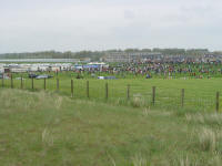 Foto ontvangen op 9 mei 2005 van de fam. Tas-Strom, vliegtuigje dropt brood of zo