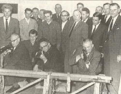 Prominenten schoten de zaal figuurlijk open. In schiethouding op foto: voorzitter van de schietkring Westland T. van der Caay, wethouder Jan Emmens van Naaldwijk en zijn collega Verkade. Van links naar rechts staande: Wim Overdevest, Van Niel, Malkenhorst, Arie Middelburg, Ton Koene, A. Lentz, Albert Weinmann, Van der Eijck, Leen Kleer, Wim Emmens, Dirk Kamen, Van Niel (broer van de andere), Ph van Duyn en Halberstadt.