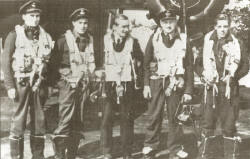 Vliegenier Cees Waardenburg (in het midden) maakte 104 vluchten voor de Royal Airforce. Tijdens een testvlucht kwam hij om. Foto Familie Waardenburg.