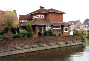 Eigen foto van 24 april 2001. De villa aan de �s-Gravenzandseweg werd destijds gebouwd in opdracht van de betaalmeester van de veiling.