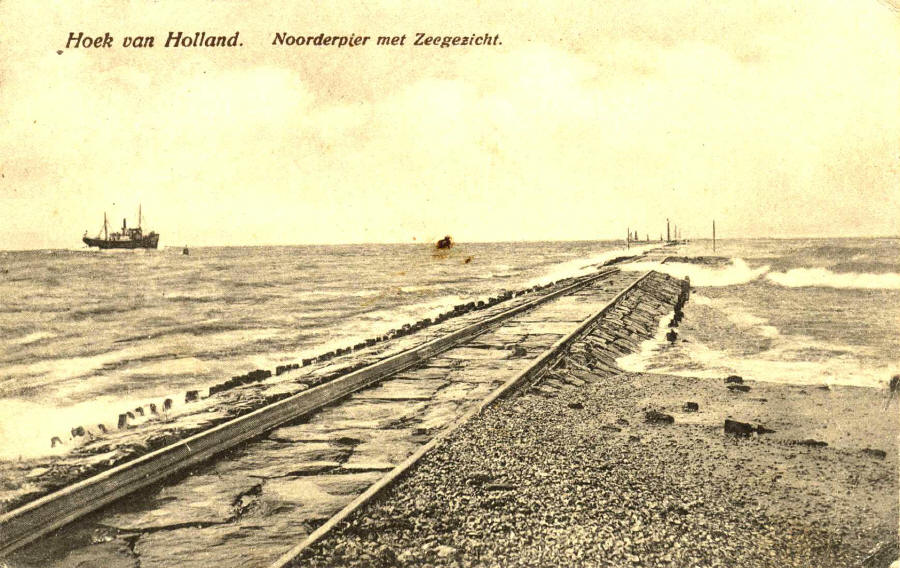 Noorderpier Hoek van Holland, ca. 1940, foto ontvangen op 23-07-2005 van Hans Rebers, waarvoor onze hartelijke dank.